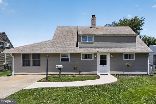 17 Idolstone Rd, LEVITTOWN, PA, 19057-2301 | Card Image