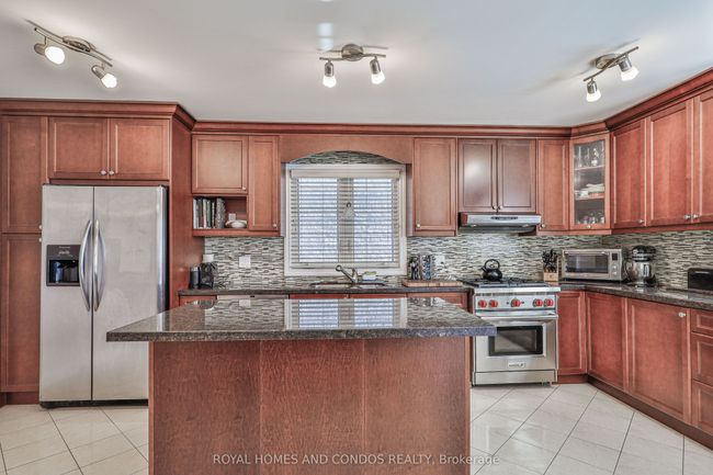 1075 Glengrove Ave, House other with 4 bedrooms, 3 bathrooms and 4 parking in North York ON | Image 13