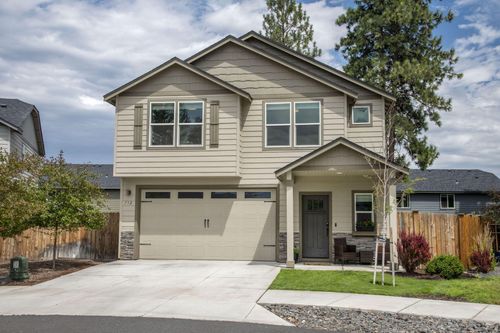 732 N Roundhouse Ct, Sisters, OR, 97759-3138 | Card Image
