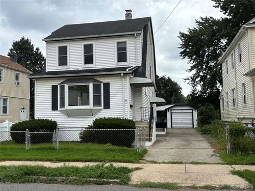 17 Wood Ln, Valley Stream, NY, 11581-2617 | Card Image