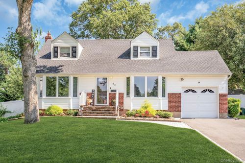 43 Genesee Dr, Commack, NY, 11725-4007 | Card Image