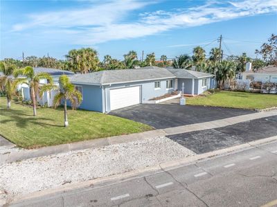 8651 Gulf Boulevard, House other with 3 bedrooms, 2 bathrooms and null parking in St Pete Beach FL | Image 2