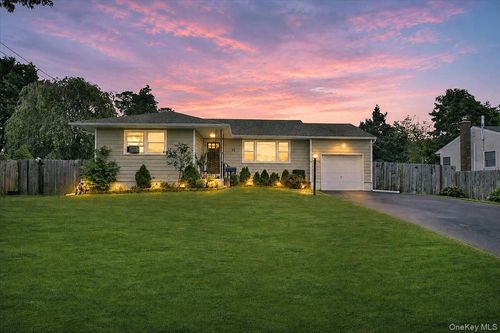 95 Jenkins Avenue, Babylon, NY, 11703 | Card Image