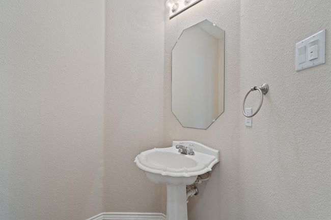 Powder bathroom | Image 20