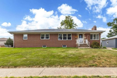 105 W Price St, Eldridge, IA, 52748-1245 | Card Image