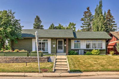 927 Lake Bonavista Dr Se, House detached with 4 bedrooms, 3 bathrooms and 4 parking in Calgary AB | Image 2