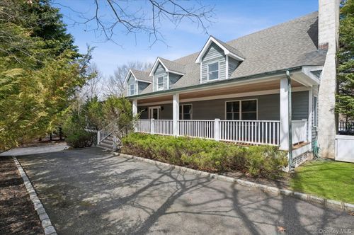 9 Red Creek Cir, Hampton Bays, NY, 11946-1125 | Card Image