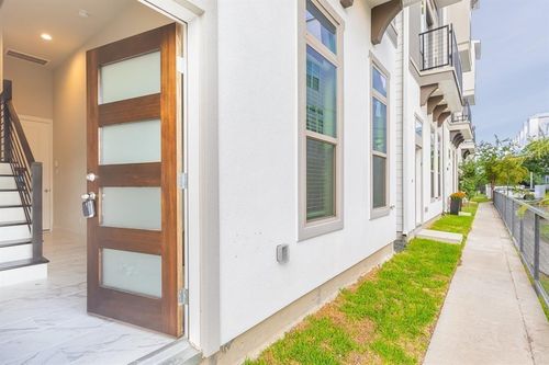 5836 E Post Oak Ln, Houston, TX, 77055-5054 | Card Image