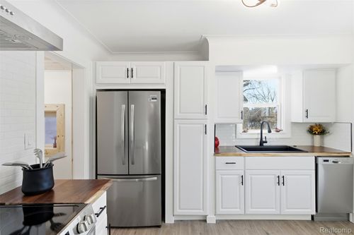 21625 Trombly St, Saint Clair Shores, MI, 48080-3976 | Card Image