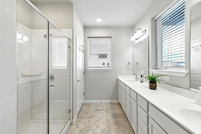 Double vanity and great natural light | Image 16