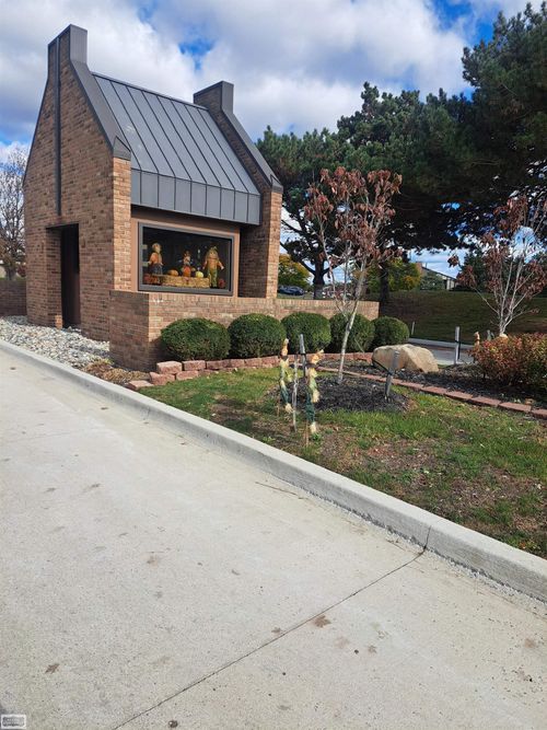 710 Country Club Dr, Saint Clair Shores, MI, 48082-1063 | Card Image