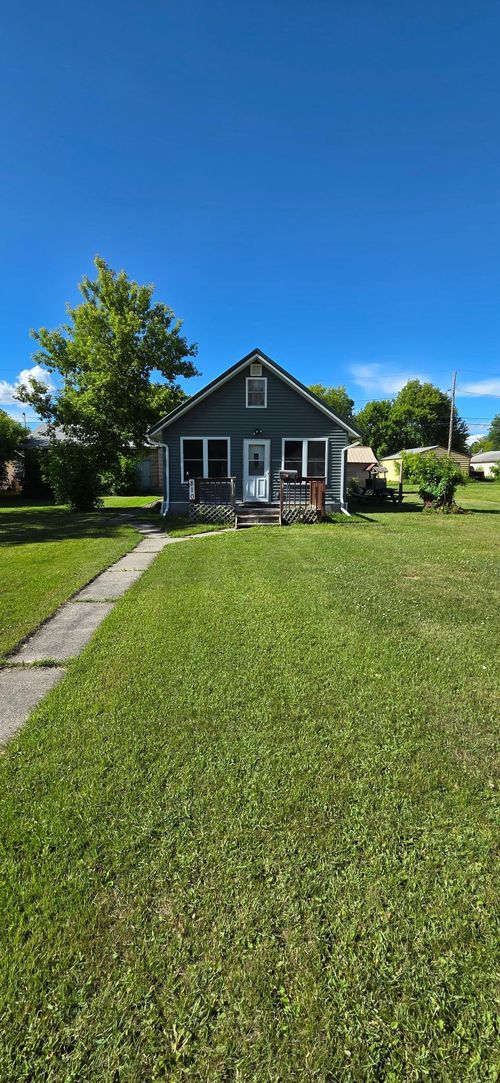 810 9th St, International Falls, MN, 56649-2532 | Card Image