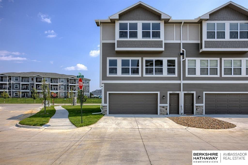 T Ct, Elkhorn, NE 68022