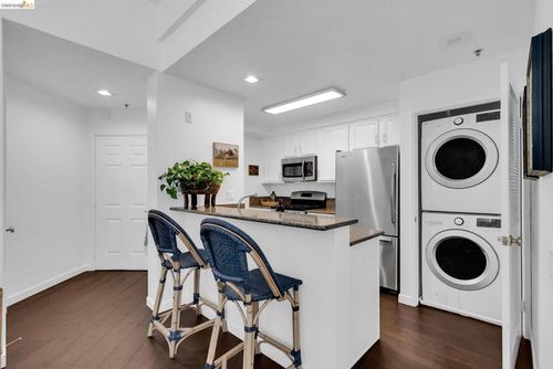 180 Caldecott Ln, Oakland, CA, 94618-2400 | Card Image