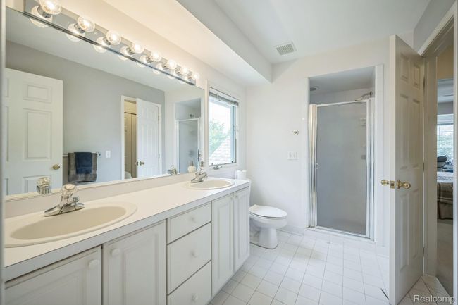 38_38049_Lantern_Hill_Ct_Farmington_Hills_MI_48331_USA-Bathroom-194376_SEP-20.jpg | Image 37