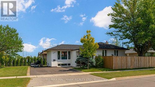 366 Wildwood Dr, Oakville, ON, L6K1T2 | Card Image