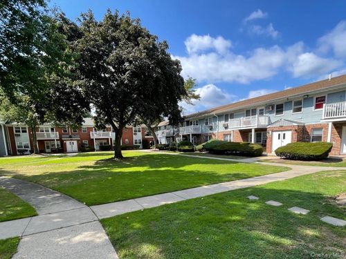 3C Hemlock Dr, Bay Shore, NY, 11706-2926 | Card Image