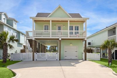 Stunning custom home in beautiful neighborhood. | Image 1