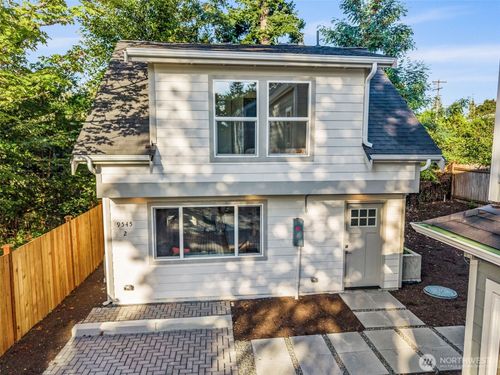 9545 Wallingford Ave N, Seattle, WA, 98103-3523 | Card Image