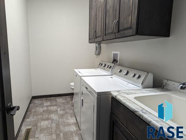 2201 Dean Dr, House other with 5 bedrooms, 4 bathrooms and null parking in Mitchell SD | Image 30