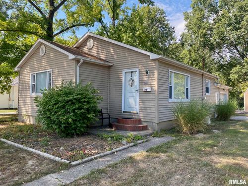 203 W Bond St, Benton, IL, 62812-1002 | Card Image