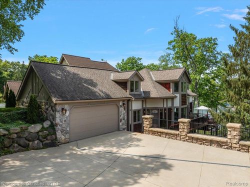 1739 Ridge Rd, White Lake, MI, 48383-1787 | Card Image
