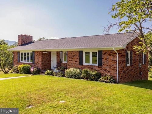 42 Oakcrest Dr, Luray, VA, 22835-1579 | Card Image