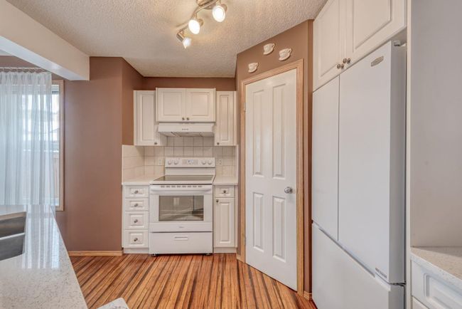 160 Eversyde Circle Sw, Home with 3 bedrooms, 2 bathrooms and 4 parking in Calgary AB | Image 4