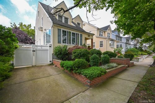 146 20th Rd, Whitestone, NY, 11357-3401 | Card Image