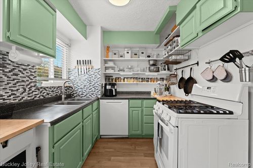 612 Putnam St, Pinckney, MI, 48169-9053 | Card Image