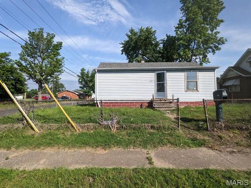 2001 Rhodes St, Madison, IL, 62060-1357 | Card Image