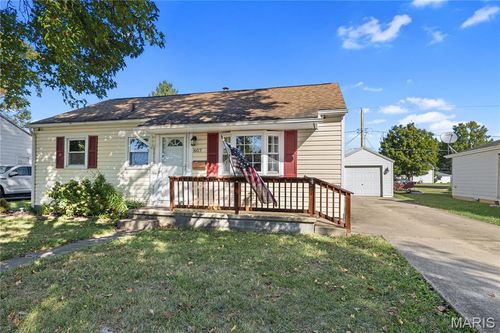 807 Montgomery Avenue, Hillsboro, IL, 62049 | Card Image
