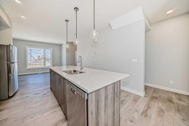 450 Shawnee Square Sw, Home with 3 bedrooms, 2 bathrooms and 3 parking in Calgary AB | Image 5