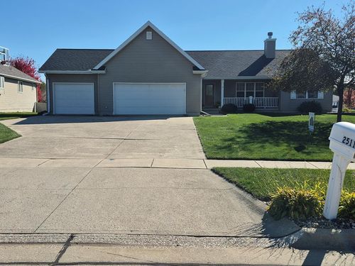 2511 Hickory Cir, Fort Dodge, IA, 50501-8806 | Card Image