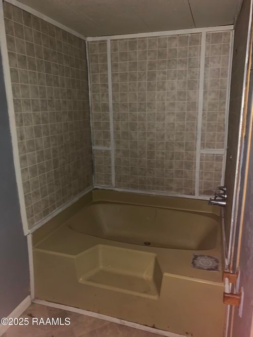 313 Lee St, New Iberia, LA, 70560-4733 | Card Image