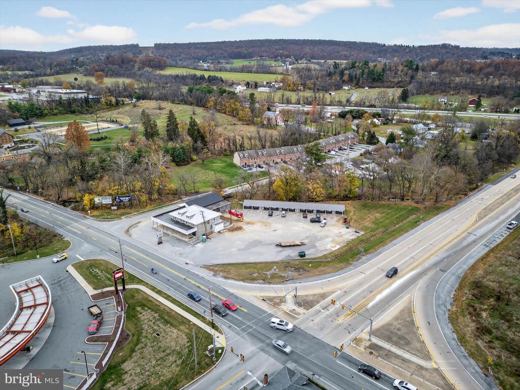 671 W Market St, Hallam, PA 17401