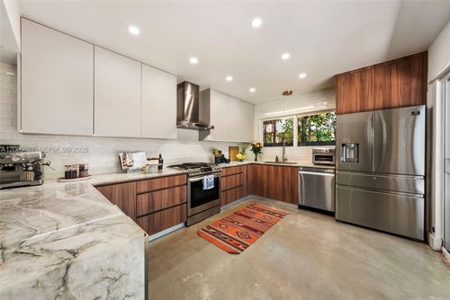 311 Ne 86th St, El Portal, FL, 33138-3015 | Card Image