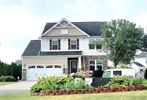7054 Lakeside Dr, Niagara Falls, NY, 14304-4661 | Card Image