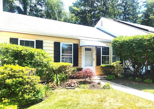 9 Freedom Ln, Coram, NY, 11727-3228 | Card Image