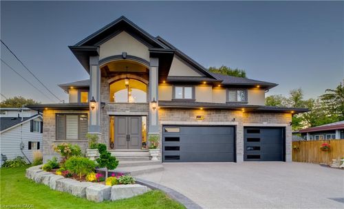 61 Schweitzer St, Kitchener, ON, N2K1B5 | Card Image