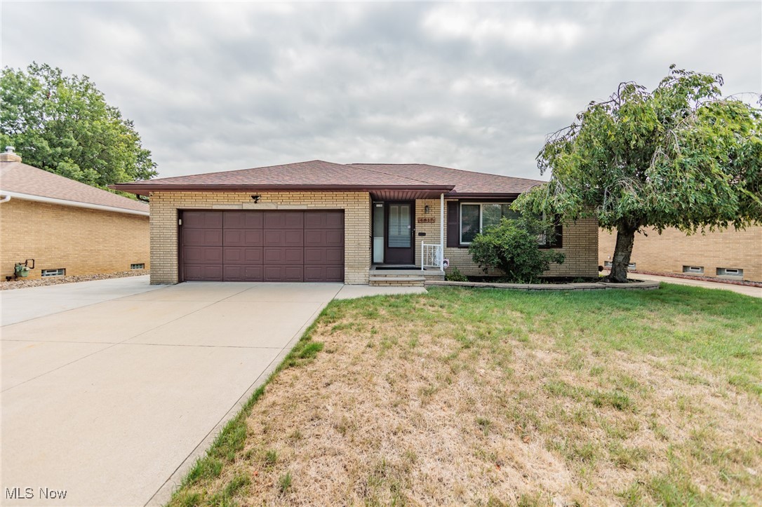 Bentwood Dr, Cleveland, OH 44144