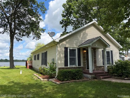 1525 Shoreline Dr, Hartland, MI, 48353-3332 | Card Image