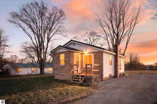 711 Rockingham Ave, Alma, MI, 48801-2724 | Card Image