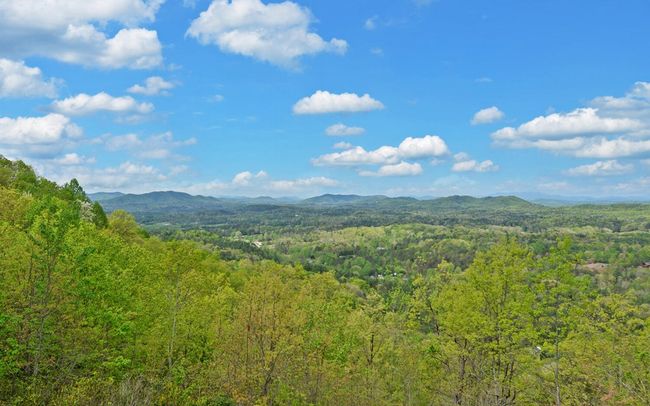 433 Hawkeye Trl, Home with 3 bedrooms, 3 bathrooms and null parking in Marble NC | Image 4