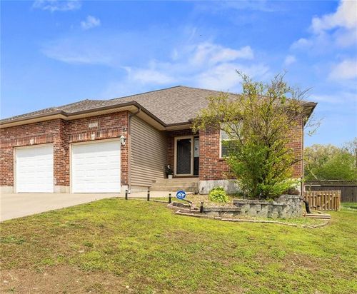 1803 Villa Dr, Warrensburg, MO, 64093-8904 | Card Image