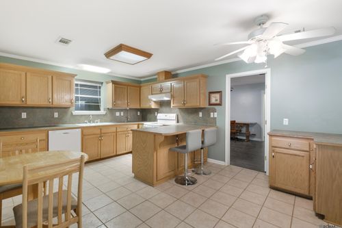 910 Myrtle St, Baker, LA, 70714-3551 | Card Image