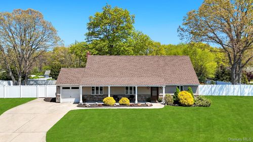 237 Oakland Avenue, Brookhaven, NY, 11764 | Card Image
