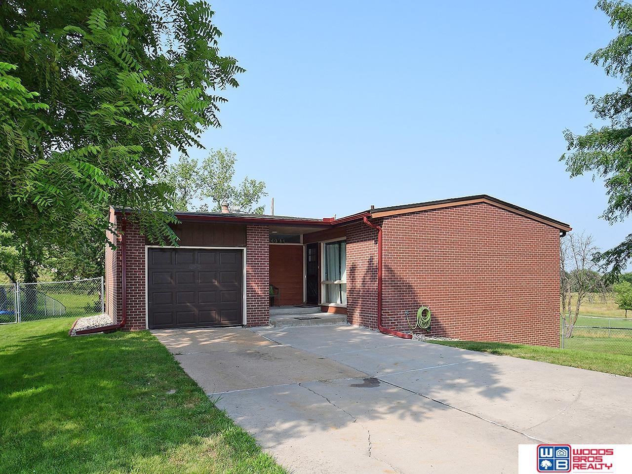 Lindsey Cir, Lincoln, NE 68524