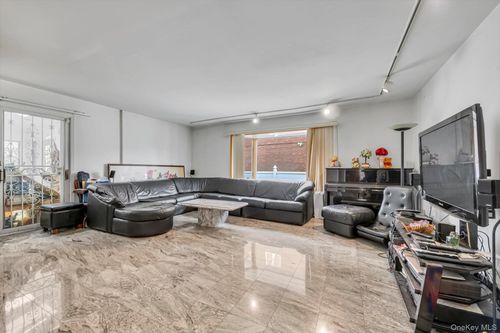 25271 Brattle Ave, Little Neck, NY, 11362-1809 | Card Image