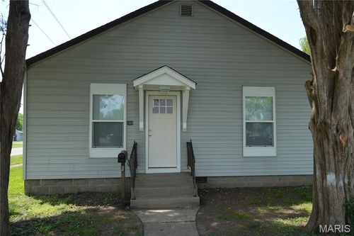 300 W Baker St, Gillespie, IL, 62033-1706 | Card Image